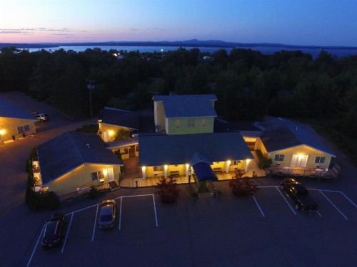 High Seas Motel - image 9
