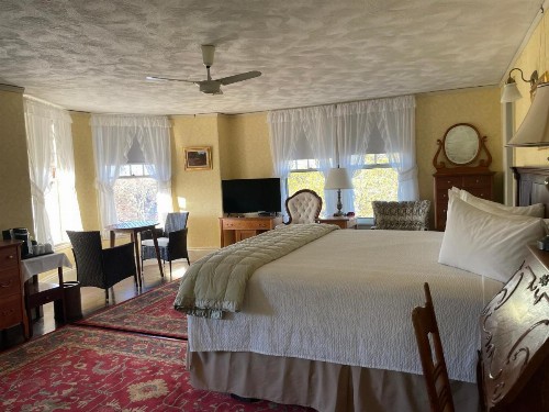 Moseley Cottage Inn and The Town Motel - image 2