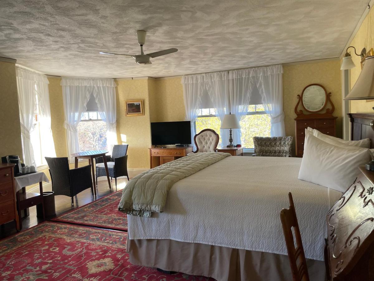 Moseley Cottage Inn and The Town Motel - image 2