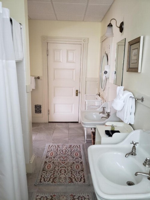 Moseley Cottage Inn and The Town Motel - image 37
