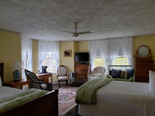 Moseley Cottage Inn and The Town Motel - image 40