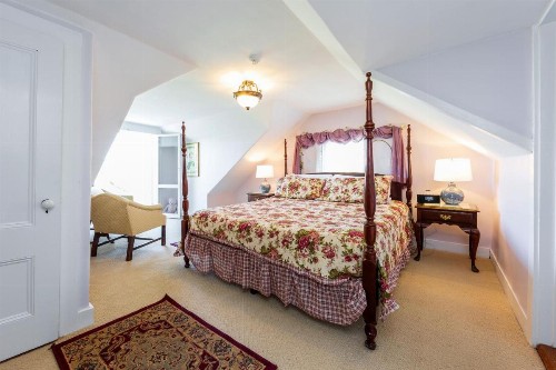 The Elmhurst Inn - image 25