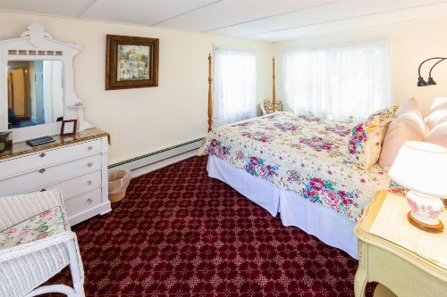 The Elmhurst Inn - image 28