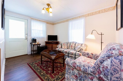 The Elmhurst Inn - image 35