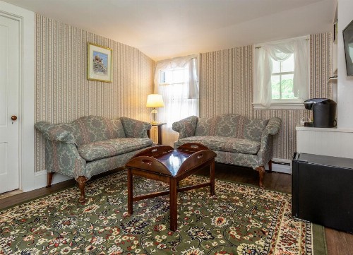The Elmhurst Inn - image 9