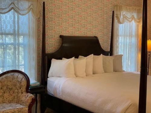 Central House Inn - image 2