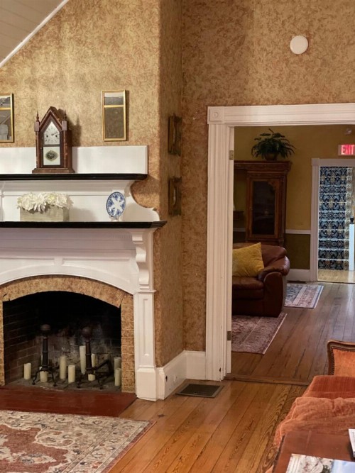 Central House Inn - image 49
