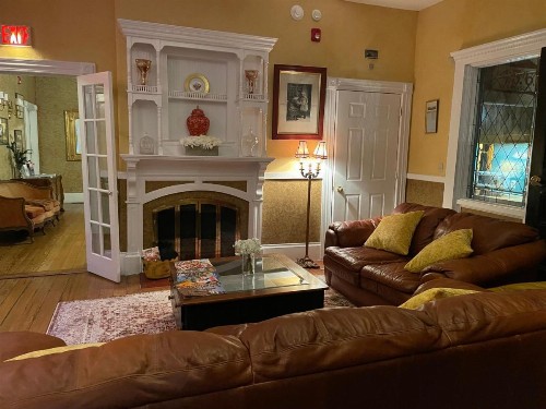 Central House Inn - image 5