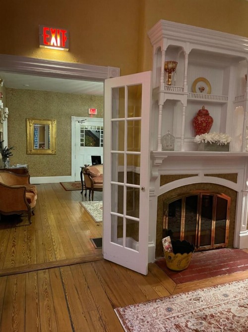 Central House Inn - image 9