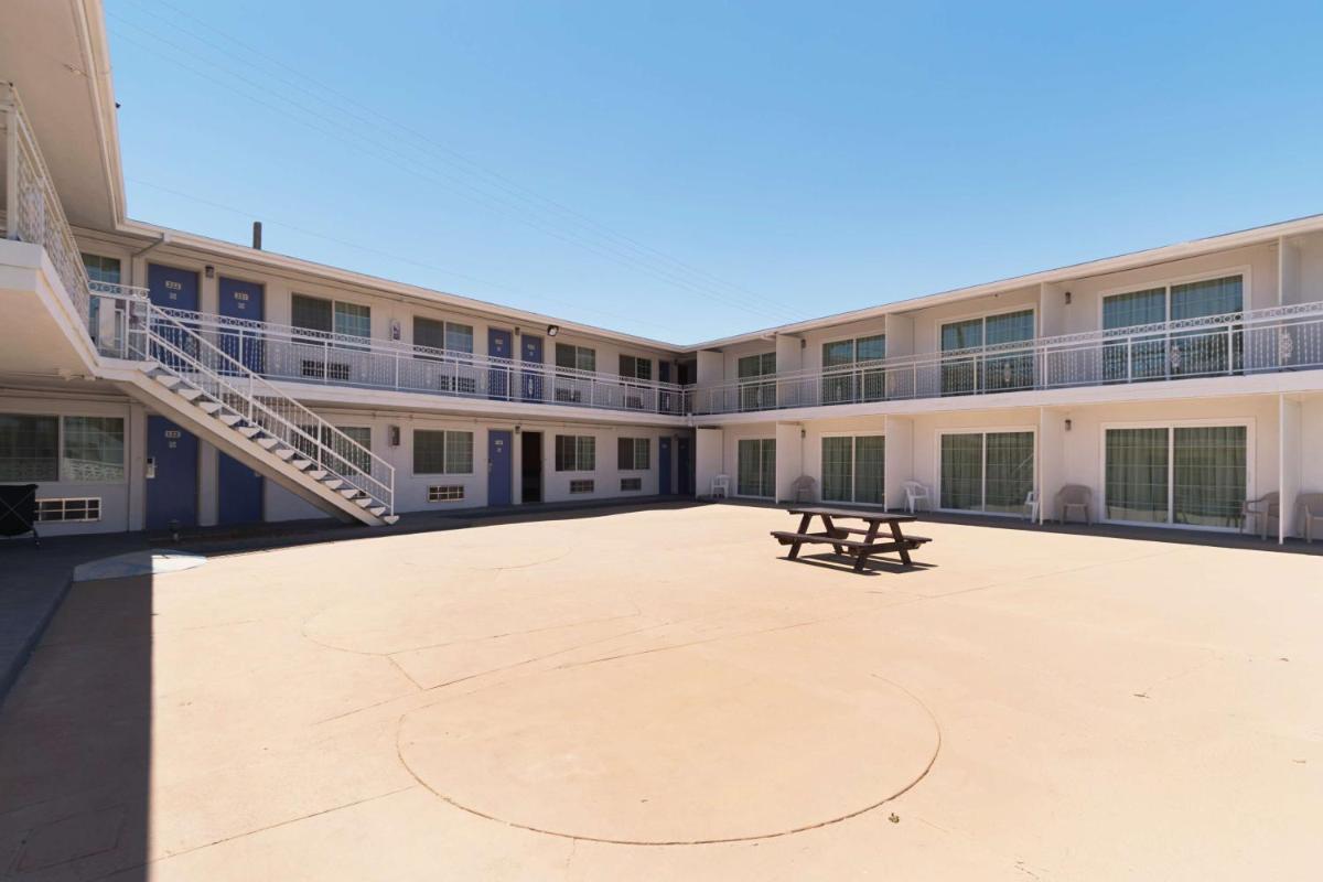Motel 6-Barstow CA - Route 66 - image 6