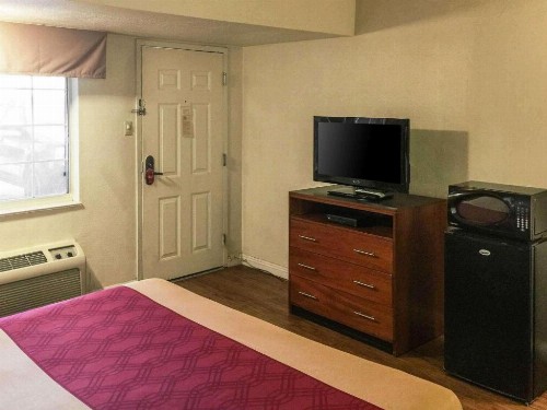 Econo Lodge On Historic Route 66 - image 8