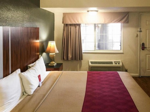 Econo Lodge On Historic Route 66 - image 10