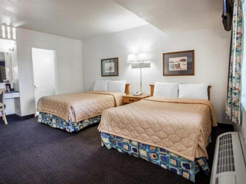 Econo Lodge On Historic Route 66 - image 11