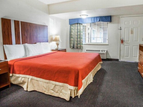 Econo Lodge On Historic Route 66 - image 14