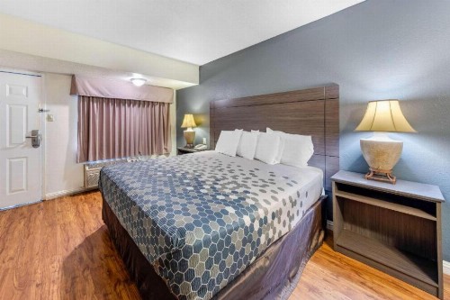 Econo Lodge On Historic Route 66 - image 15