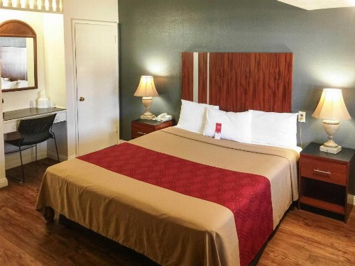 Econo Lodge On Historic Route 66 - image 18