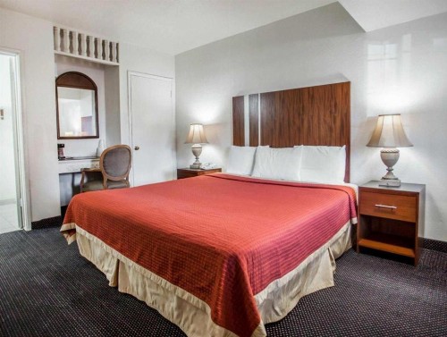 Econo Lodge On Historic Route 66 - image 23