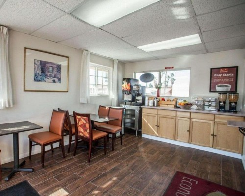 Econo Lodge On Historic Route 66 - image 24