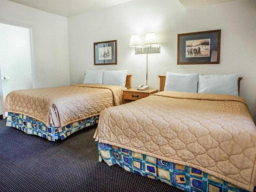 Econo Lodge On Historic Route 66 - image 25