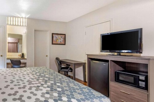 Econo Lodge On Historic Route 66 - image 30