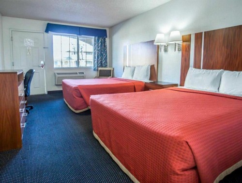 Econo Lodge On Historic Route 66 - image 35