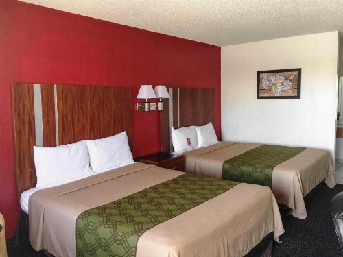 Econo Lodge On Historic Route 66 - image 36