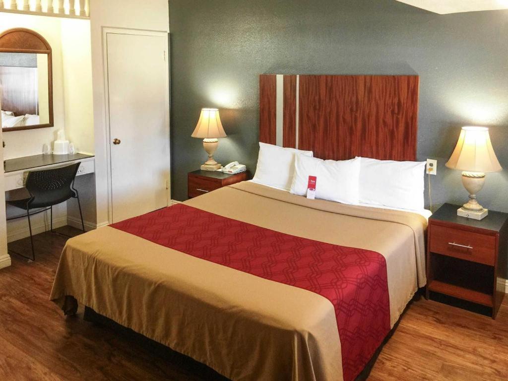 Econo Lodge On Historic Route 66 - image 2