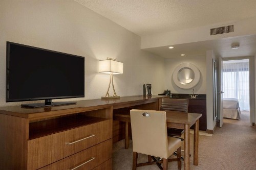 Embassy Suites Baton Rouge - image 9