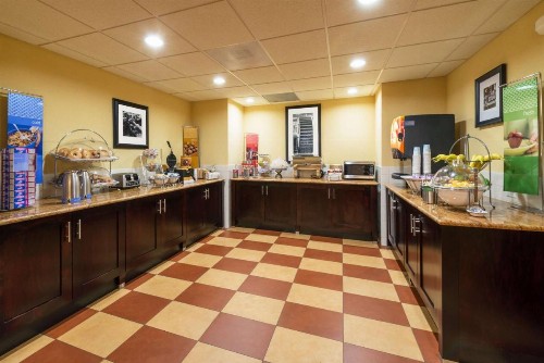 Hampton Inn I-10 & College Drive - image 10