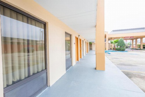 OYO Hotel Baton Rouge Mid City - image 21