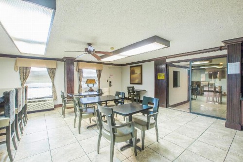 OYO Hotel Baton Rouge Mid City - image 25
