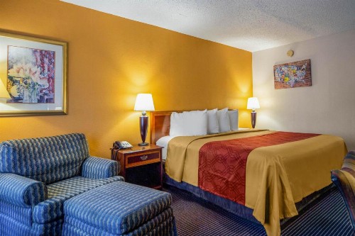 Econo Lodge Baton Rouge - image 9