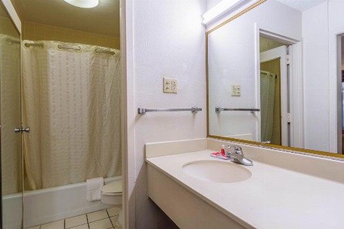 Econo Lodge Baton Rouge - image 10