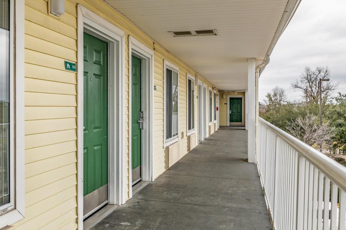 HomeTowne Studios Baton Rouge - Sherwood Forest - image 3