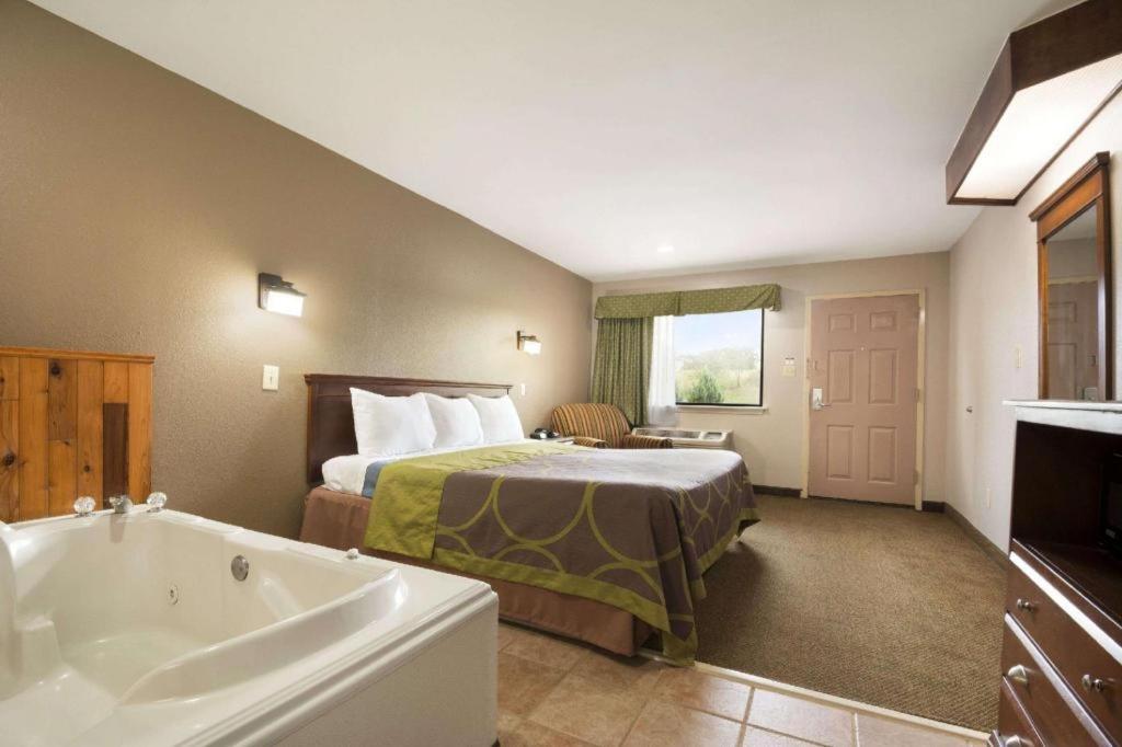 Super 8 by Wyndham Baton Rouge/I-12 - image 6