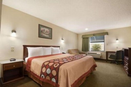 Super 8 by Wyndham Baton Rouge/I-12 - image 11