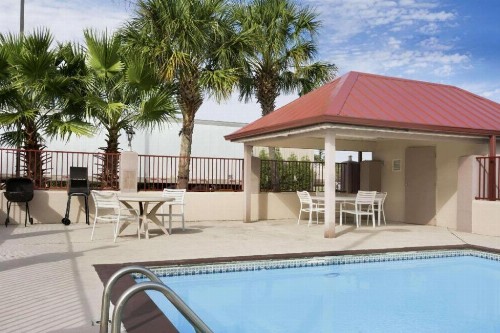 Super 8 by Wyndham Baton Rouge/I-12 - image 2
