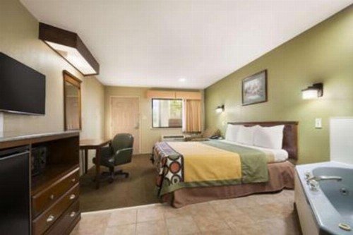 Super 8 by Wyndham Baton Rouge/I-12 - image 13