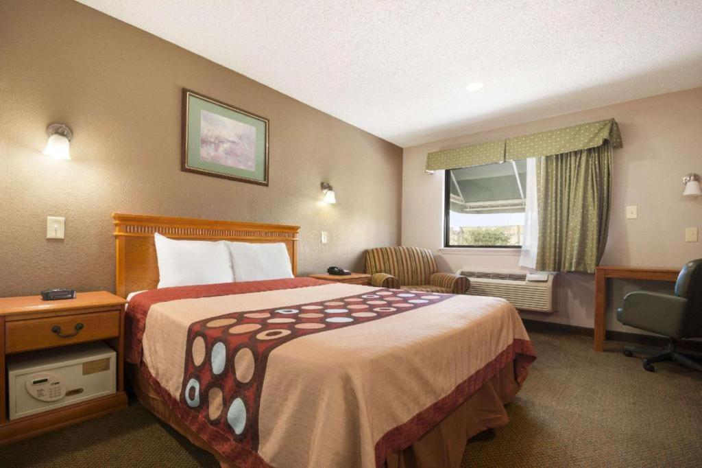 Super 8 by Wyndham Baton Rouge/I-12 - image 5