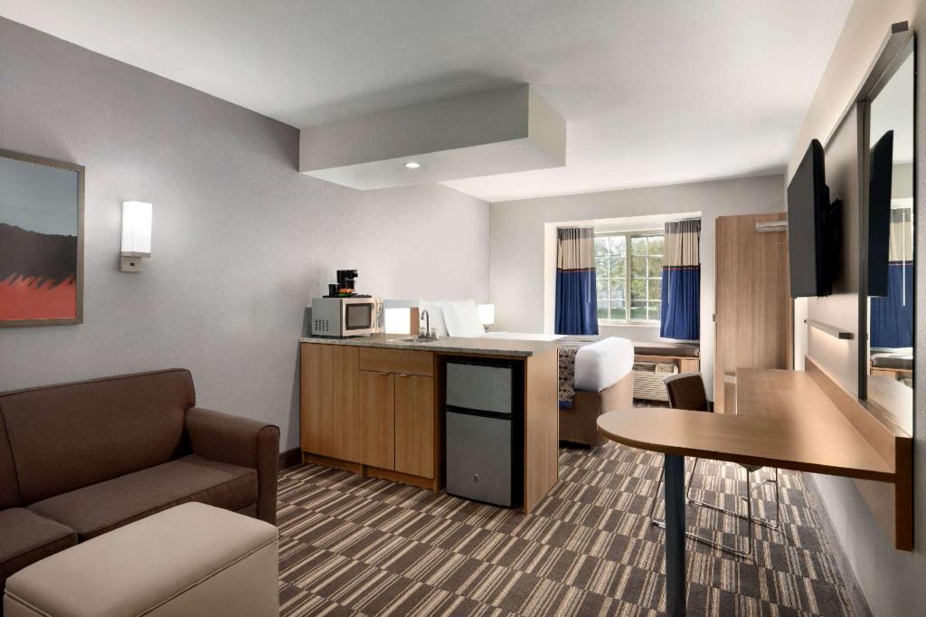 Microtel Inn & Suites By Wyndham Baton Rouge - image 7
