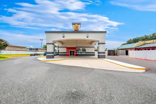 Super 8 by Wyndham Baton Rouge/I-10 - image 1