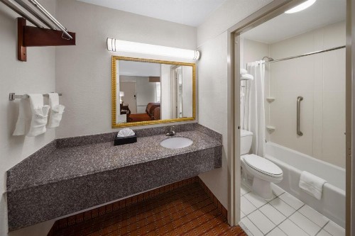 Super 8 by Wyndham Baton Rouge/I-10 - image 12