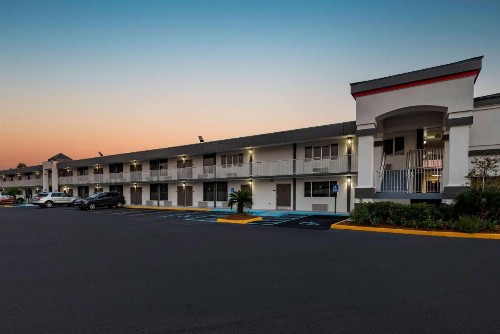 Super 8 by Wyndham Baton Rouge/I-10 - image 2