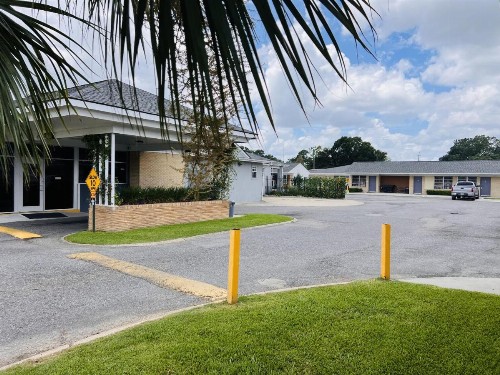 The Shades Motel - image 11