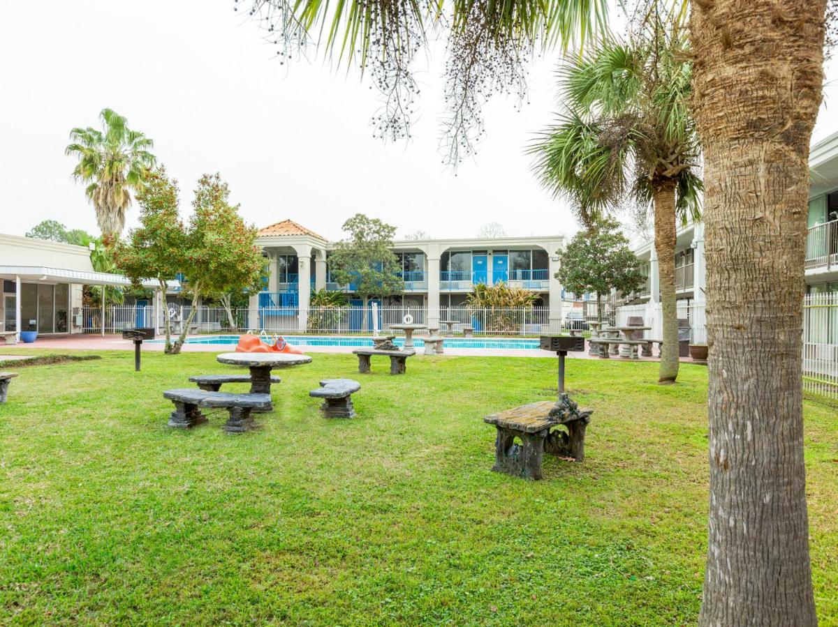 OYO Hotel Baton Rouge - Mead Rd - image 2