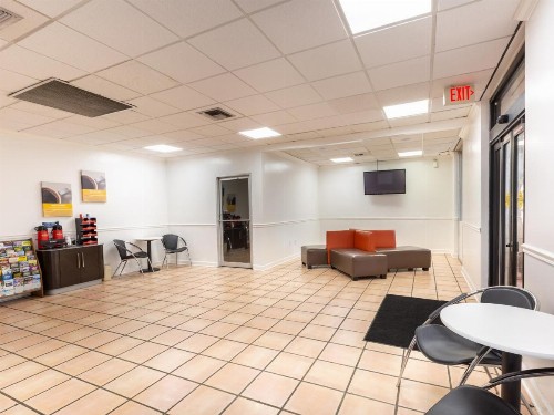 OYO Hotel Baton Rouge - Mead Rd - image 5