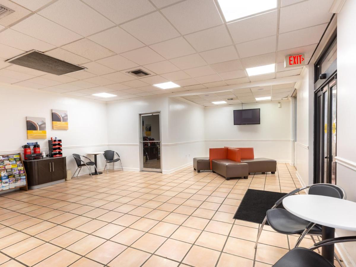 OYO Hotel Baton Rouge - Mead Rd - image 5
