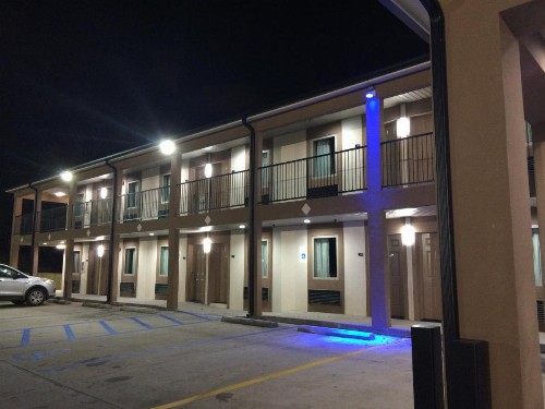 Paradise Inn & Suites - image 10
