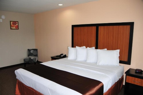 Paradise Inn & Suites - image 20