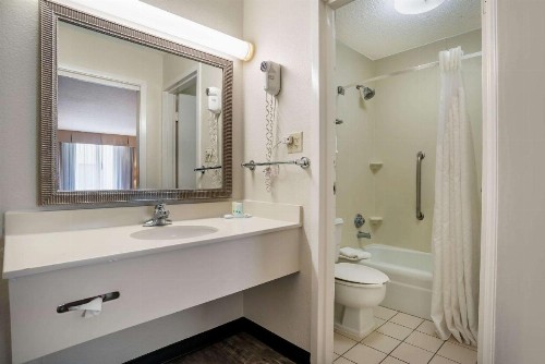 Quality Inn Baton Rouge - image 2